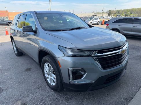 Used 2023 Chevrolet Traverse LS image 2