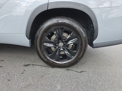 Used 2024 Toyota Highlander LE FWD image 36