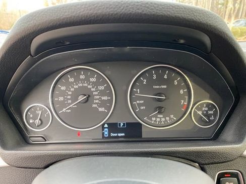 Used 2017 BMW 320i xDrive Sedan image 9