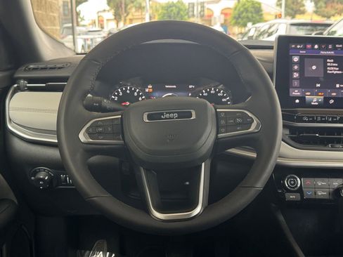 Used 2025 Jeep Compass Limited image 28