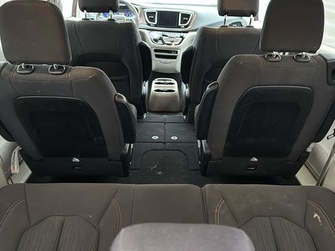 Used 2017 Chrysler Pacifica Touring w/ Tire & Wheel Group image 7