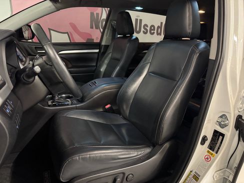 Used 2019 Toyota Highlander XLE image 18