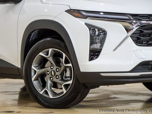 Used 2026 Chevrolet Trax LT w/ Driver Confidence Package FWD image 3