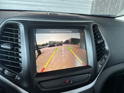 Used 2017 Jeep Cherokee Trailhawk AWD/4WD image 28