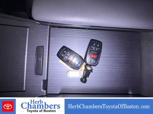 Used 2021 Toyota Sienna XSE w/ XSE Plus Package AWD/4WD image 9