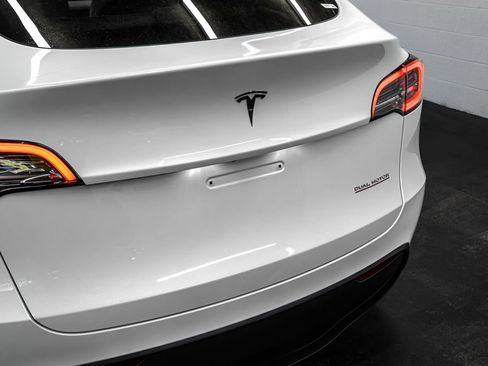 Used 2023 Tesla Model Y Performance AWD/4WD image 15