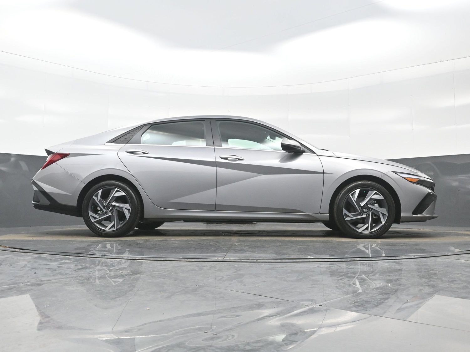 Certified 2025 Hyundai Elantra Limited FWD image 31