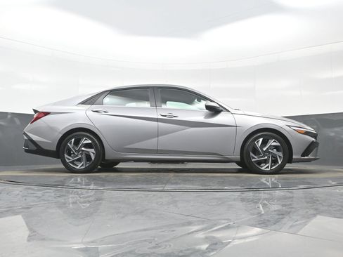 Used 2025 Hyundai Elantra Limited FWD image 31