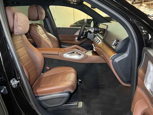 New 2026 Mercedes-Benz GLS 580 4MATIC image 11
