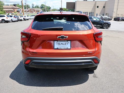 Used 2024 Chevrolet Trax RS w/ Sunroof Package FWD image 6