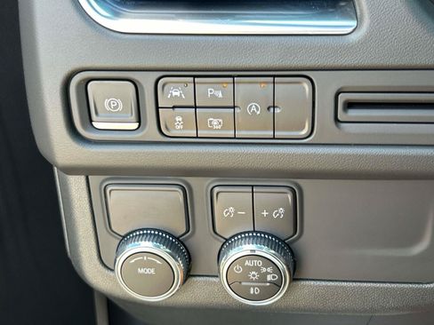 Used 2023 GMC Yukon SLT w/ SLT Luxury Package RWD image 27