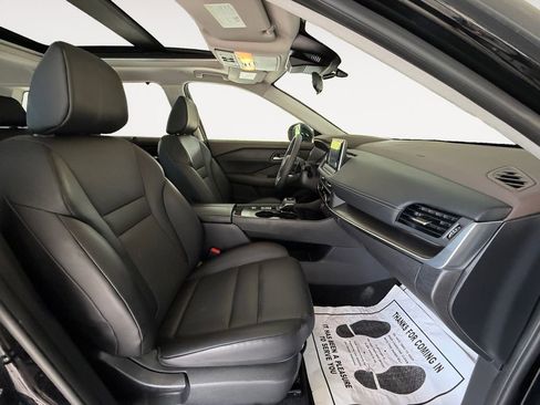 Used 2023 Nissan Rogue SV w/ SV Premium B Package image 13