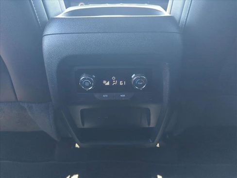 Used 2025 Chevrolet Traverse LT image 17