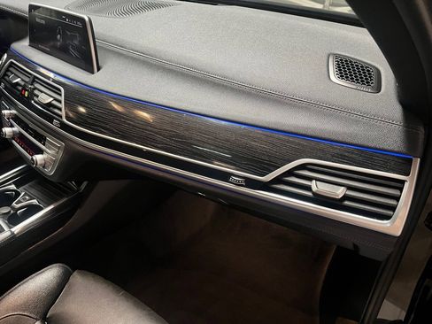 Used 2022 BMW 740i w/ M Sport Package image 27