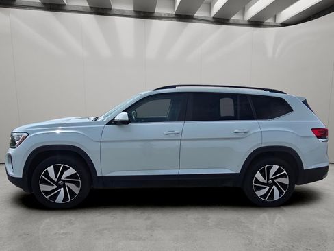 Used 2025 Volkswagen Atlas SE image 2