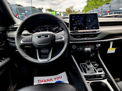 Used 2024 Jeep Compass Latitude w/ Convenience Group image 17