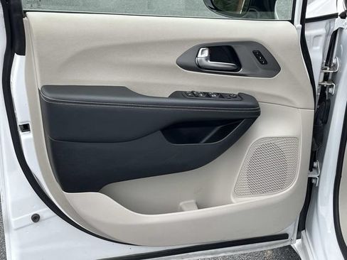 Used 2024 Chrysler Pacifica Touring-L FWD image 24