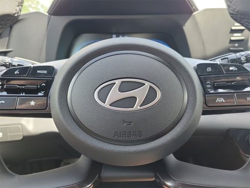 Used 2025 Hyundai Elantra Sport image 14