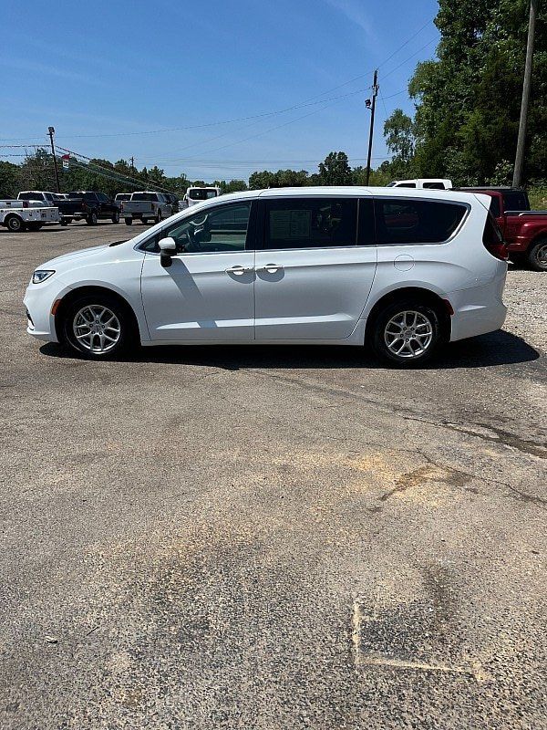 Used 2023 Chrysler Pacifica Touring-L FWD image 4