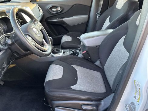 Used 2014 Jeep Cherokee Sport image 18