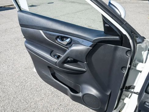 Used 2019 Nissan Rogue SV image 27