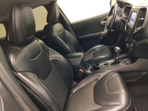 Used 2019 Jeep Cherokee Latitude Plus w/ Comfort/Convenience Group FWD image 21