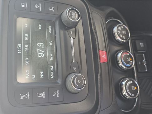 Used 2016 Jeep Renegade Latitude FWD image 17