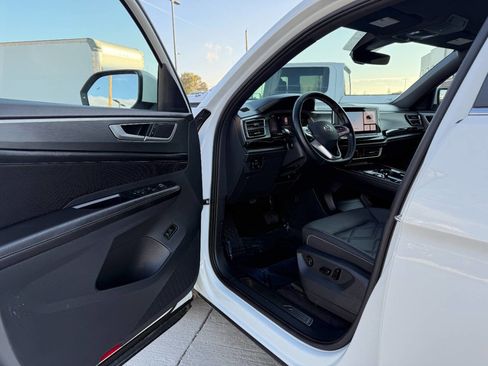 Used 2025 Volkswagen Atlas Cross Sport SE image 16