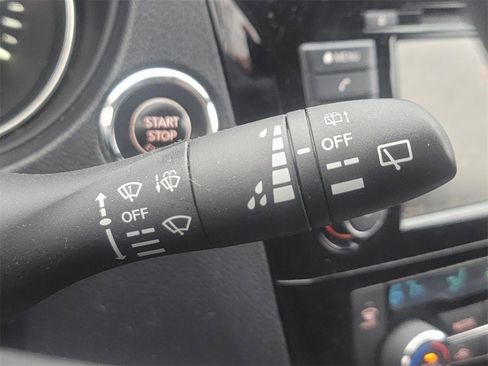 Used 2018 Nissan Rogue SV image 15