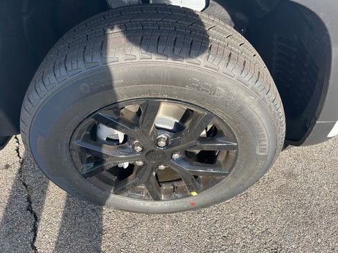 New 2026 Jeep Grand Cherokee Laredo image 9