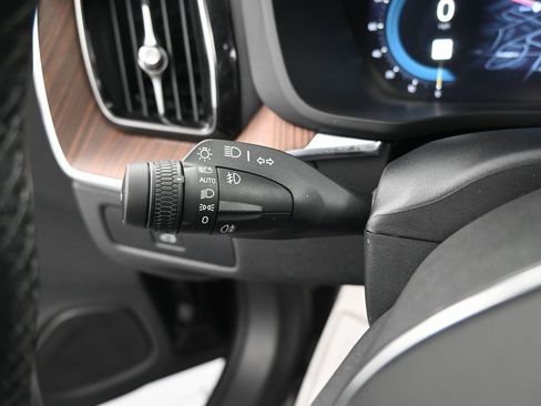 Used 2023 Volvo XC60 B5 Plus image 22