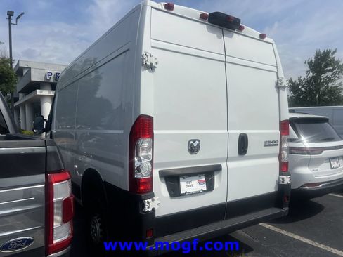 Used 2025 RAM ProMaster 2500 w/ Convenience Group FWD image 2