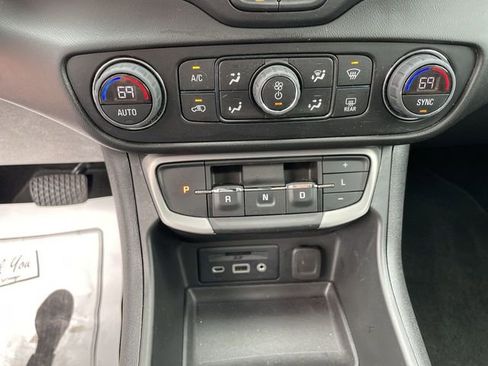 Used 2023 GMC Terrain SLT w/ Infotainment Package II image 19