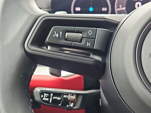 Used 2025 Porsche Cayenne image 31