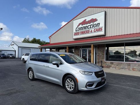 Used 2023 Chrysler Pacifica Touring-L FWD image 1