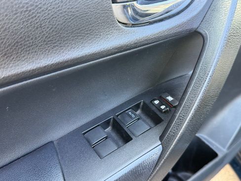 Used 2019 Toyota Corolla SE w/ Carpet Mat Package (TMS) FWD image 13