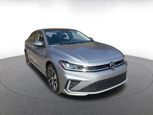 Used 2025 Volkswagen Jetta SE image 3