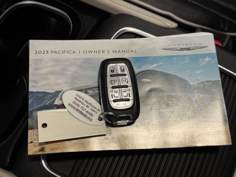 Used 2023 Chrysler Pacifica Limited FWD image 43