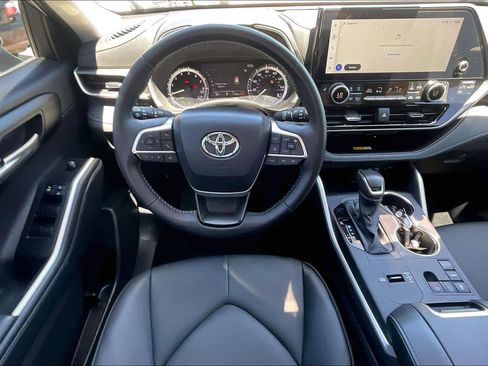 Used 2025 Toyota Highlander XLE image 6