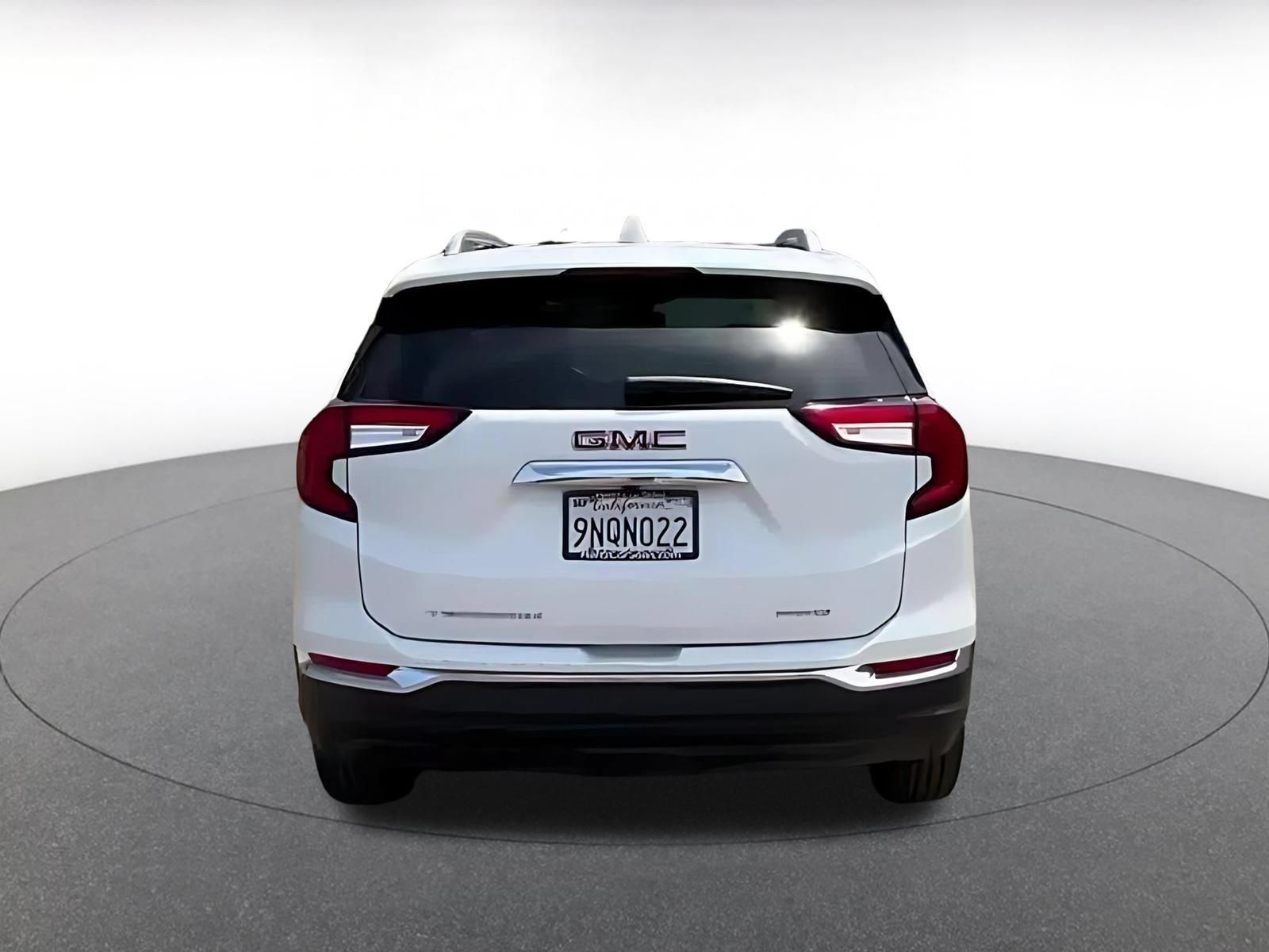 Used 2024 GMC Terrain SLT AWD/4WD image 12