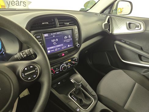 Used 2023 Kia Soul LX w/ LX Technology Package image 23