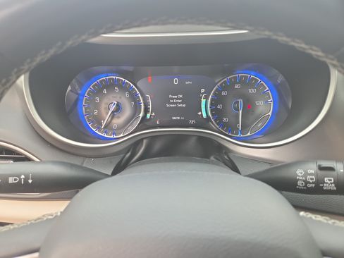 Certified 2023 Chrysler Pacifica Touring-L FWD image 24