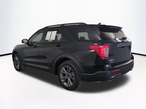 Used 2022 Ford Explorer XLT w/ Equipment Group 202A image 7