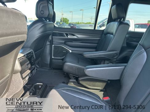 Used 2024 Jeep Wagoneer Series III AWD/4WD image 13
