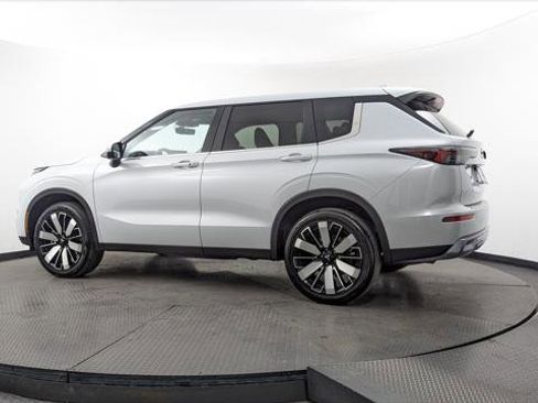 Used 2025 Mitsubishi Outlander SE image 6