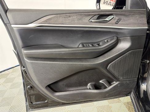 Used 2024 Jeep Grand Cherokee L Limited w/ Luxury Tech Group II image 12