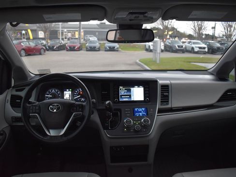 Used 2020 Toyota Sienna XLE image 20