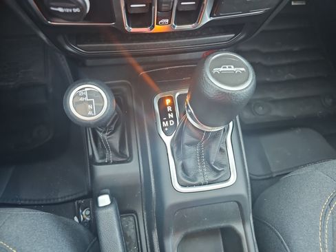 Used 2025 Jeep Gladiator Sport AWD/4WD image 24