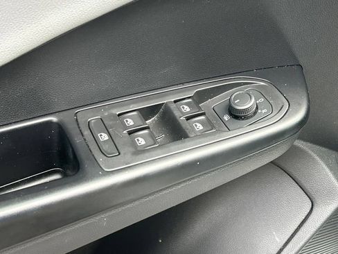 Used 2022 Volkswagen Taos SE FWD image 19