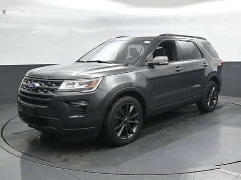 Used 2018 Ford Explorer XLT w/ Equipment Group 202A AWD/4WD image 6